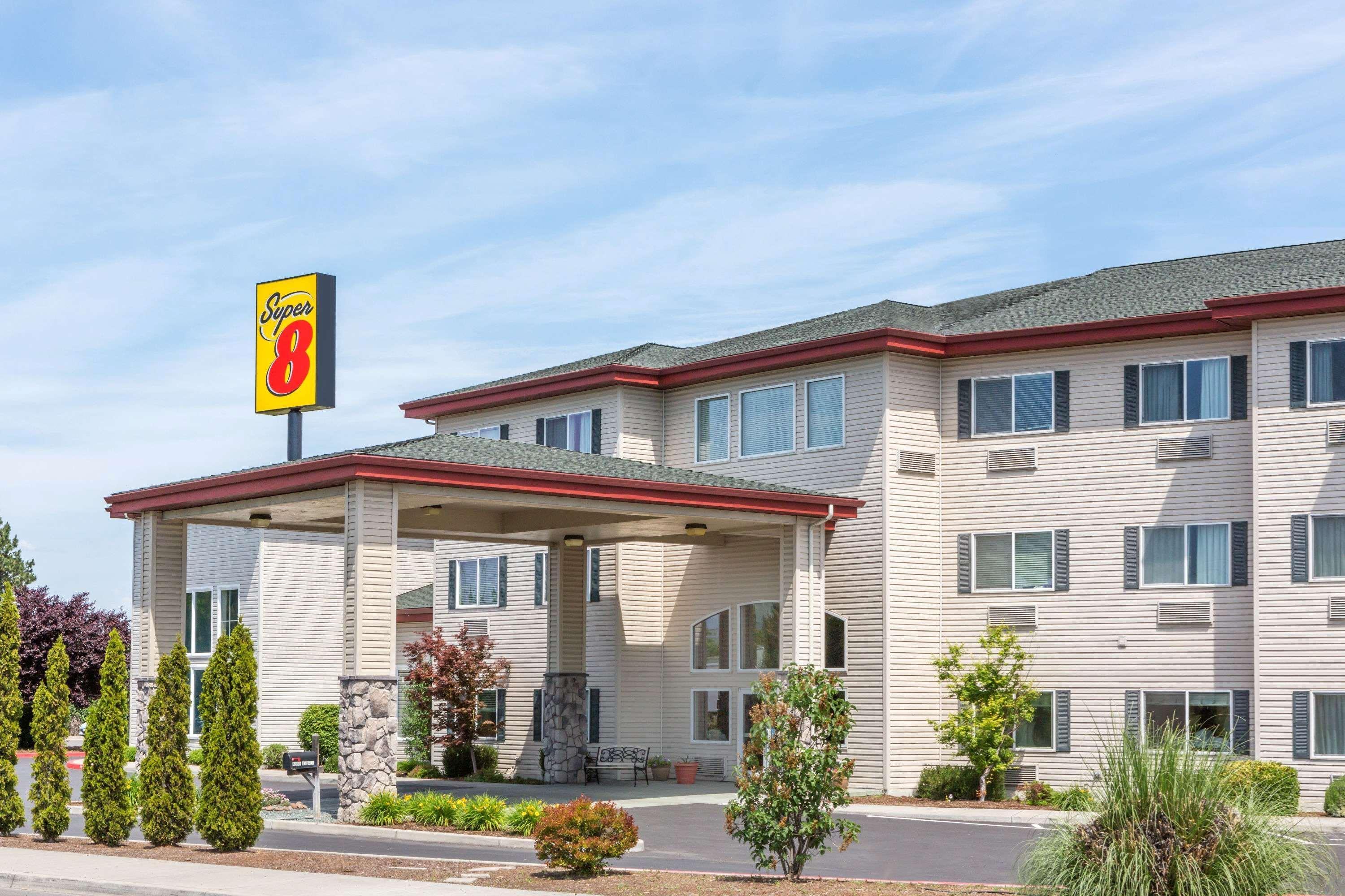 SUPER 8 CENTRAL PT MEDFORD - NO RESERVATION COSTS - BOOK & SAVE